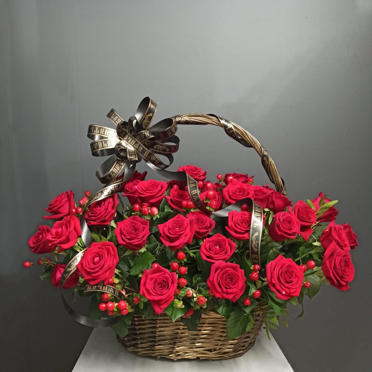 Траурная корзина с черной лентой