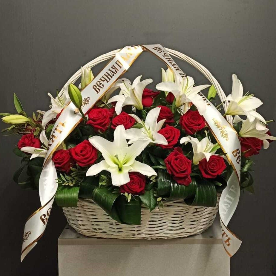 Белая траурная корзина с красными розами