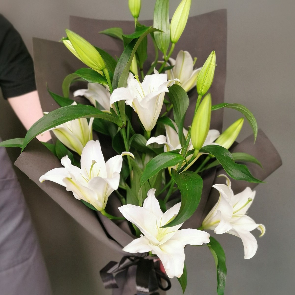 Траурный букет из лилий